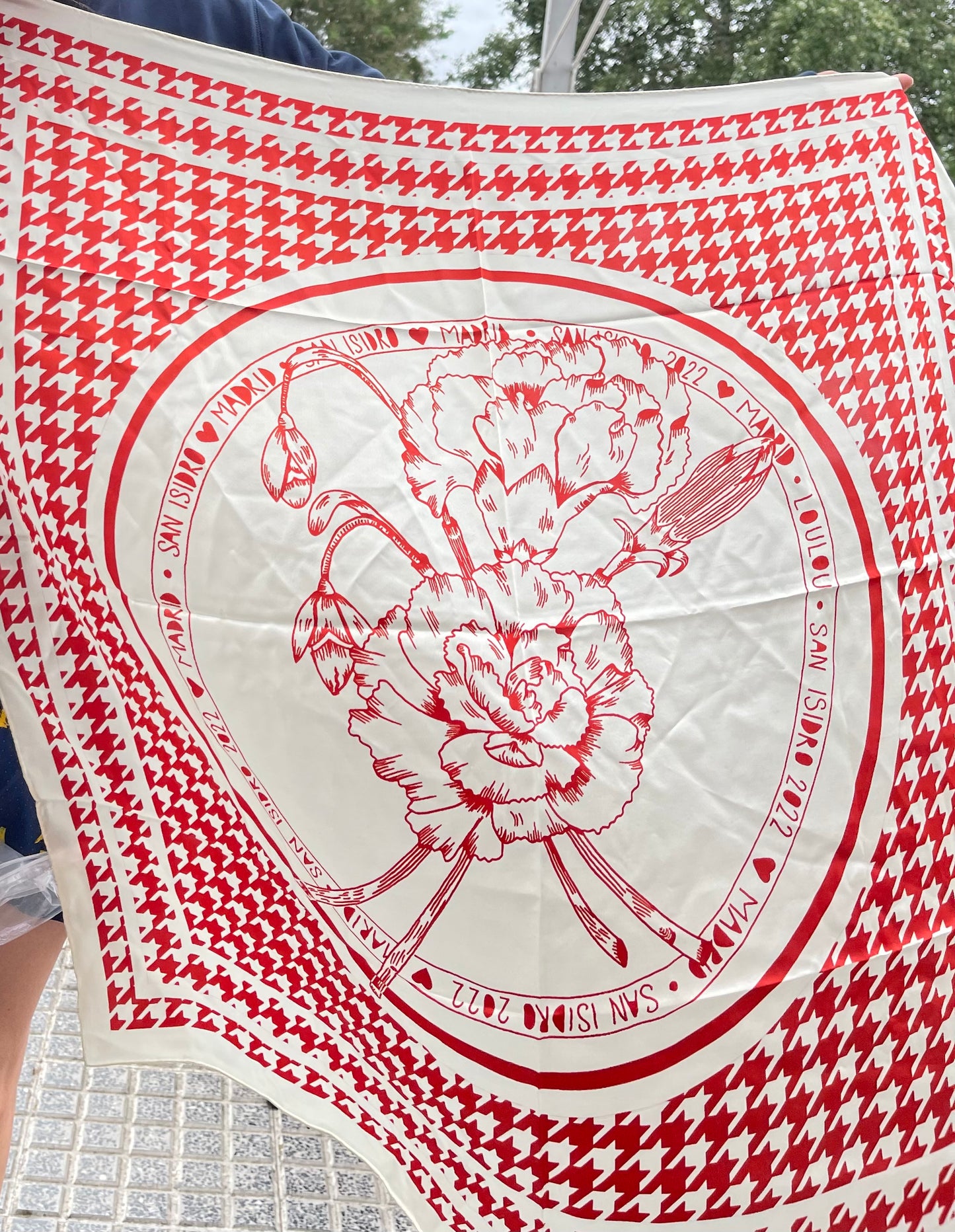 Pañuelo de Seda Beige y Rojo con Flores (90 cm x 90 cm) 🌹 San Isidro, Fiesta Madrileña