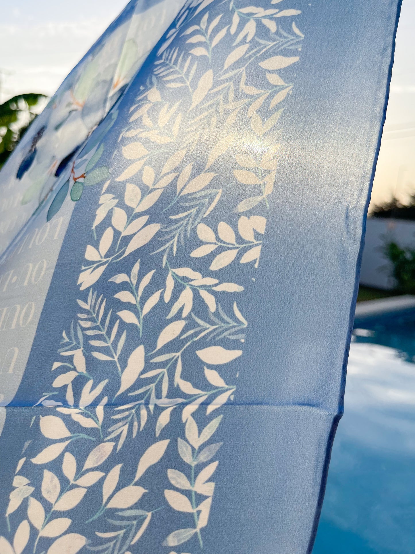 Pañuelo de Seda Azul con Flores (90 cm x 90 cm)